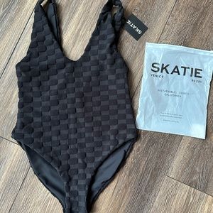 SKATIE AMANDA MONACO 🖤